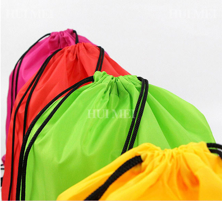 El portátil de los logotipos lleva el bolso de lazo rojo impreso aduana de las compras del polvo de los bolsos no tejidos