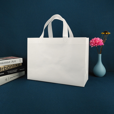 Bolsos de empaquetado amistosos del eco del totalizador del paño que hacen compras para la ropa biodegradable del logotipo de encargo blanco de los paños no tejida cortada con tintas