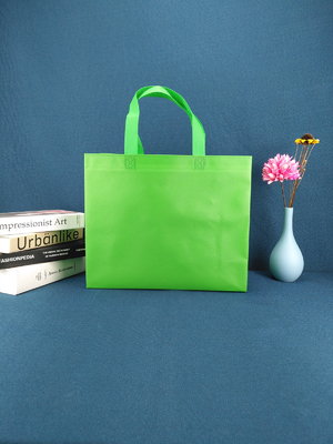 De encargo reciclada imprimió el bolso de ultramarinos biodegradable no tejido del totalizador del precio del bolso que hacía compras con los bolsos no tejidos cortados con tintas de los pp de la manija