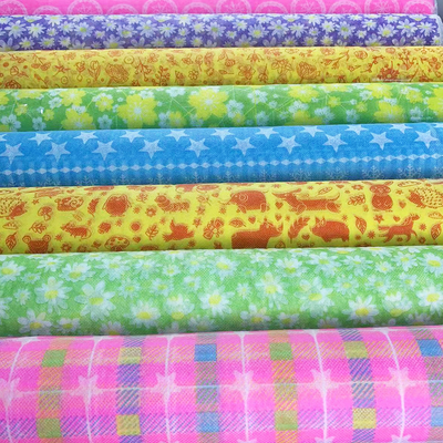 Polipropileno biodegradable de la materia prima de los bolsos del pequeño del rollo mantel no tejido de la tela