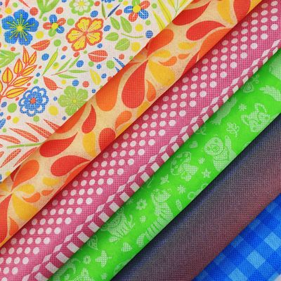 Polipropileno biodegradable de la materia prima de los bolsos del pequeño del rollo mantel no tejido de la tela